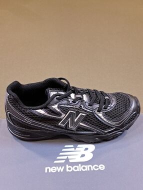 New Balance Kids 740 Bungee Lace - Color: Black/Silver Metallic - Size: Kids 1.5